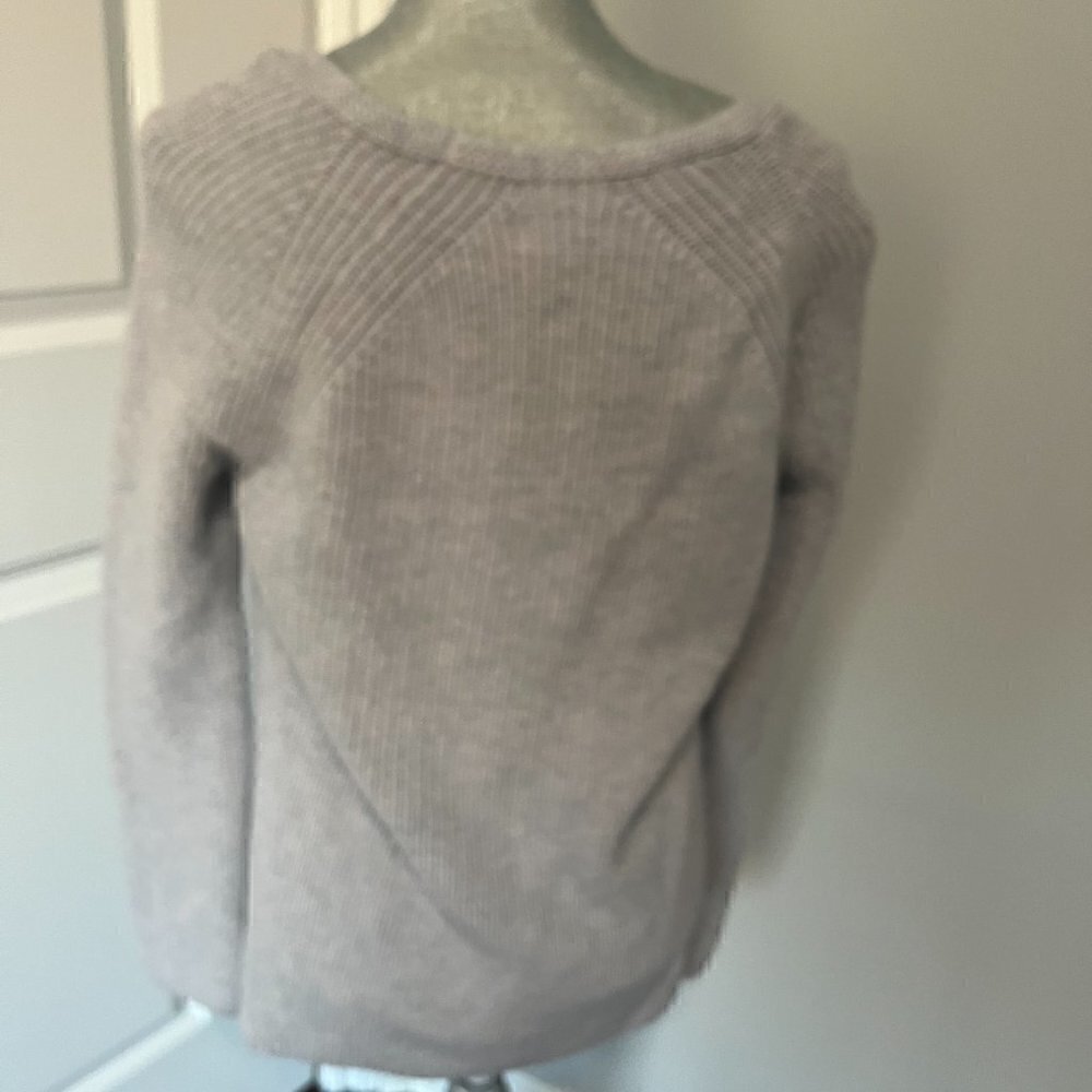 Lou & Grey V Neck Sweater Size M NWOT Gray/ Light Purple - Picture 2 of 2